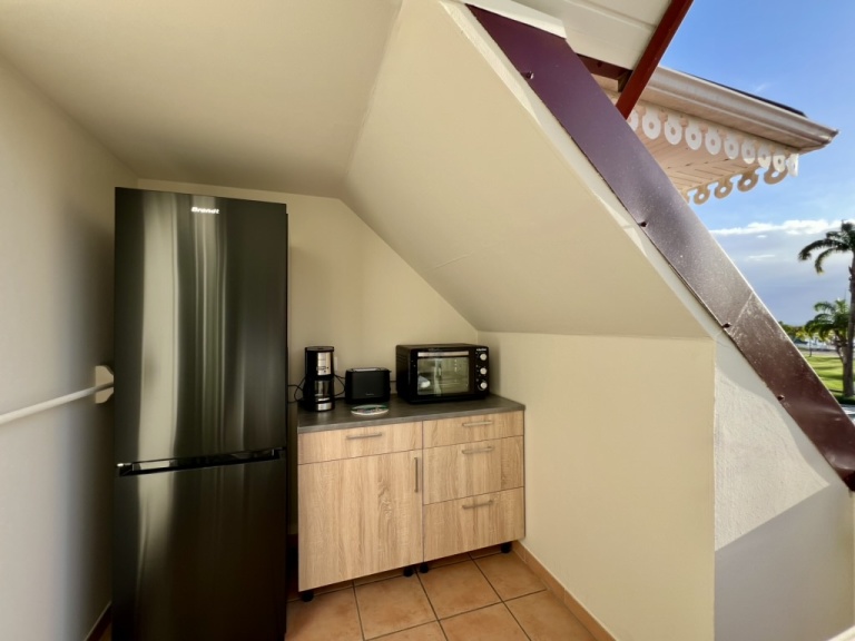 Cuisine, vue mer et piscine, mini-four, réfrigérateur congélateur, grille-pain, cafetière