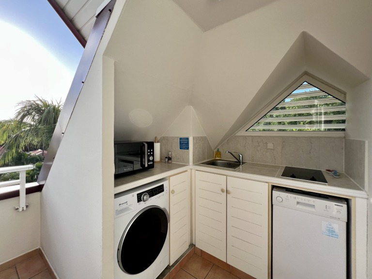 Cuisine, lave-vaisselle, lave-linge, micro-ondes, plaque de cuisson